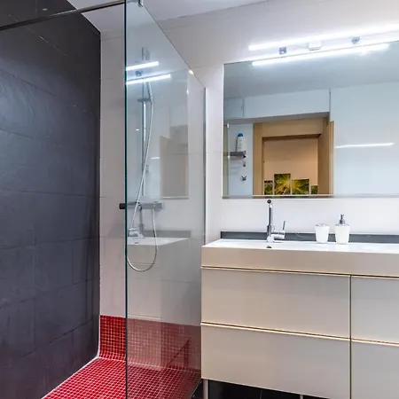 New! Lovely 3-bedroom Loft In شقة *